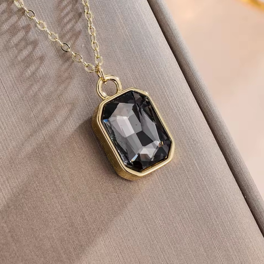 Elegant Gold and Black Grey Stone Pendant Necklace